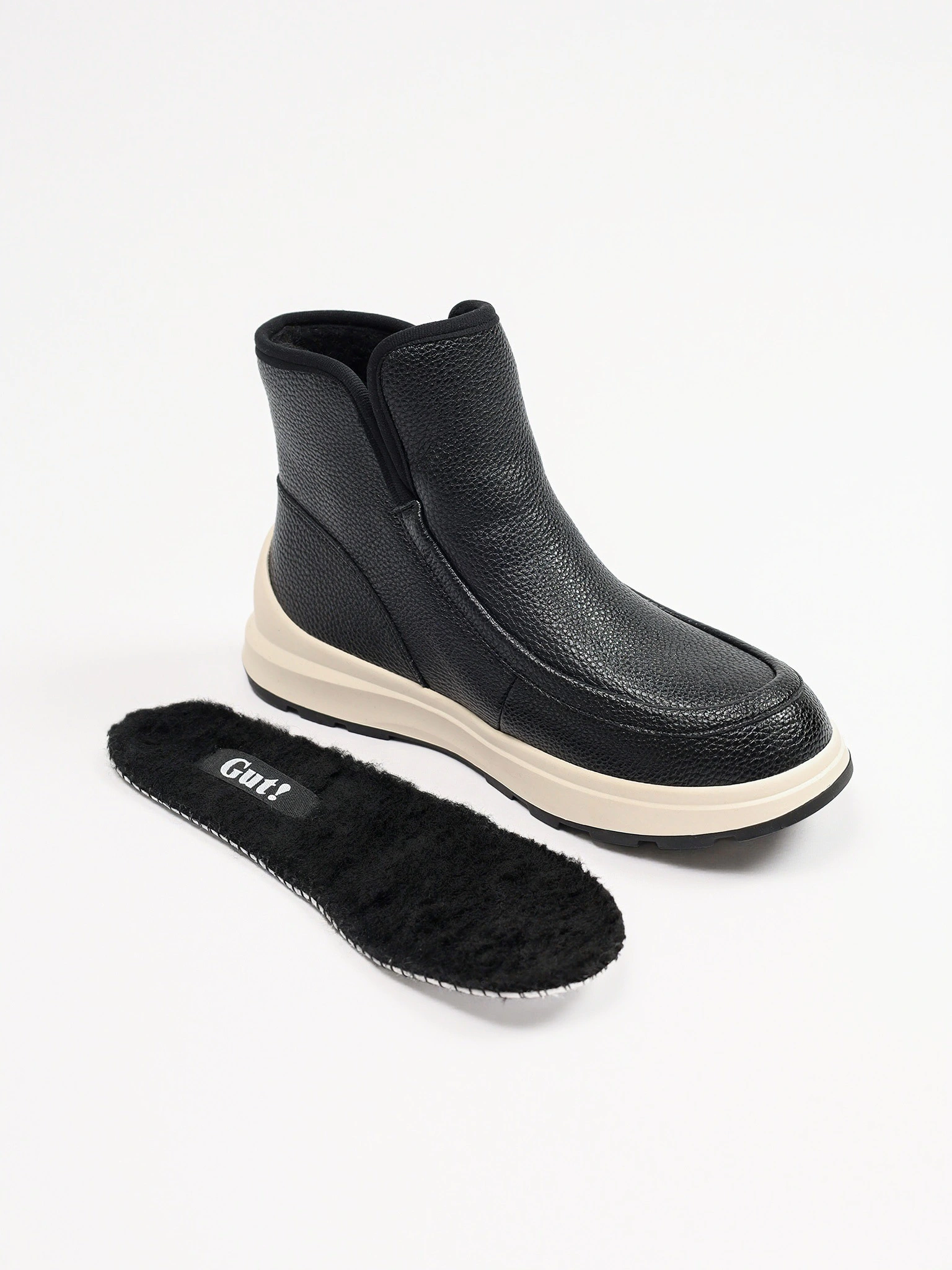 Ботинки черного цвета на контрастной низкой подошве